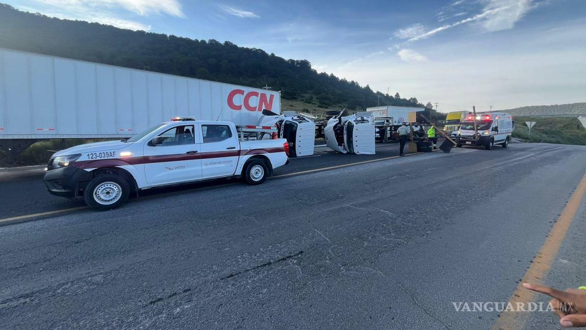 Como de película, dos camiones transportados por otro se desprenden y provocan doble volcadura en El Huachichil