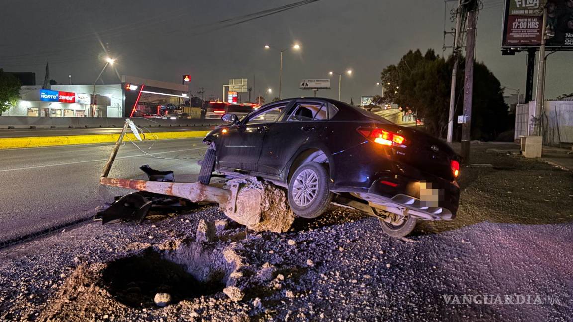 Se estrella conductora contra luminaria tras presunto choque por alcance