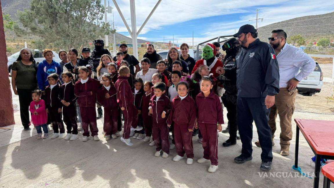 $!Varias escuelas ejidales fueron visitadas por los policías.