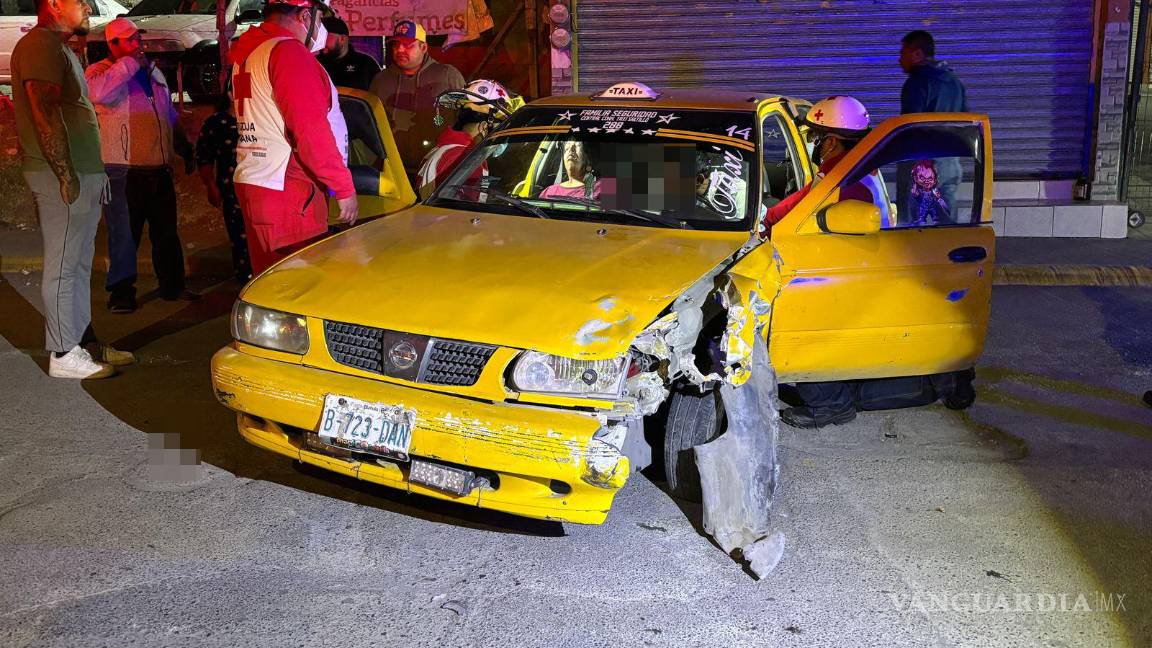 $!Paramédicos de la Cruz Roja auxiliaron a los ocupantes del taxi, quienes presentaban diversos golpes.