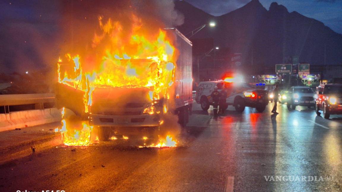 Nuevo León: camión de paquetería se incendió en plena vía pública en Monterrey