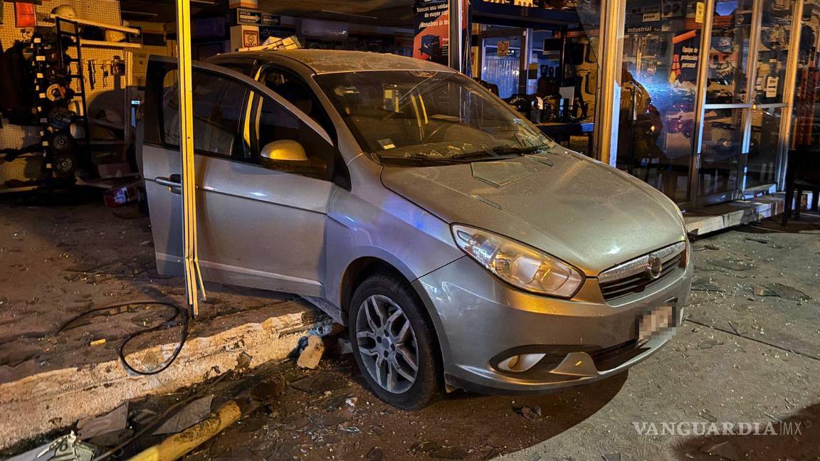 Choca y es proyectado contra local tras ignorar el semáforo en rojo, en el centro de Saltillo