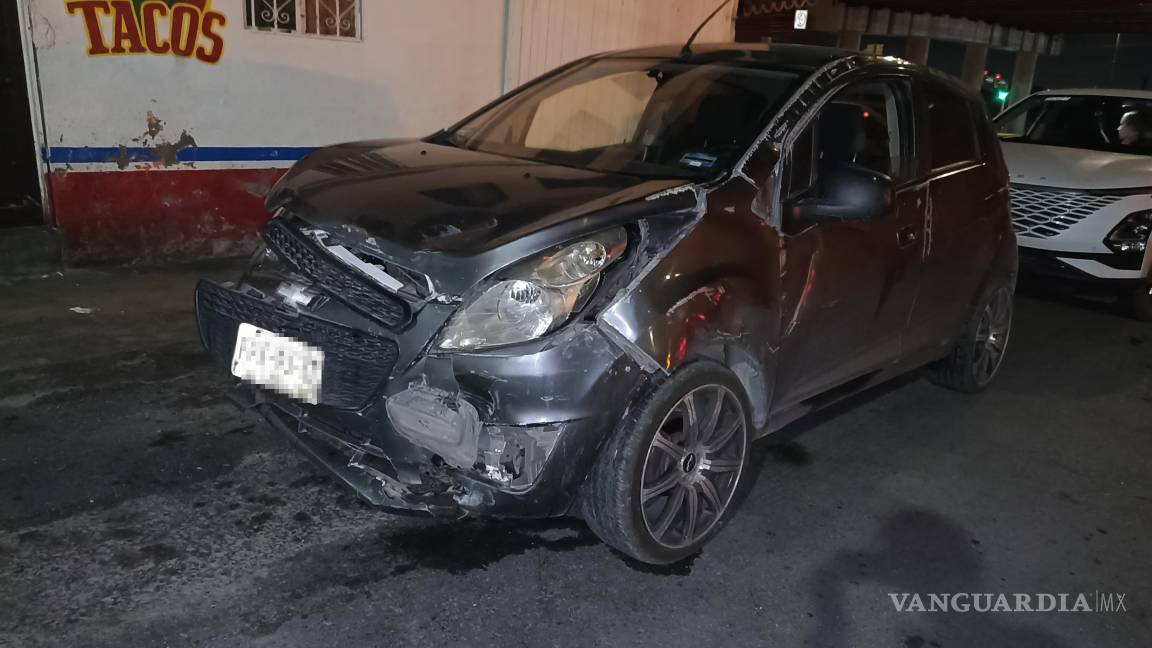 Choca y es detenido al ignorar la luz roja en Saltillo; manejaba en presunto estado de ebriedad