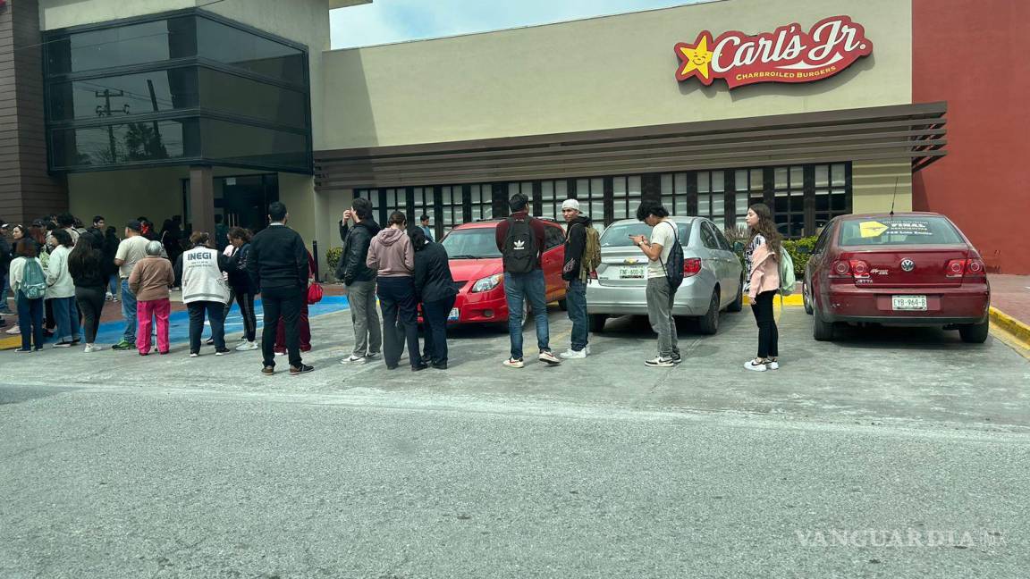 Saltillo enloquece: cadena celebra Día Bisiesto regalando hamburguesas y filas de autos y gente de a pie se extienden