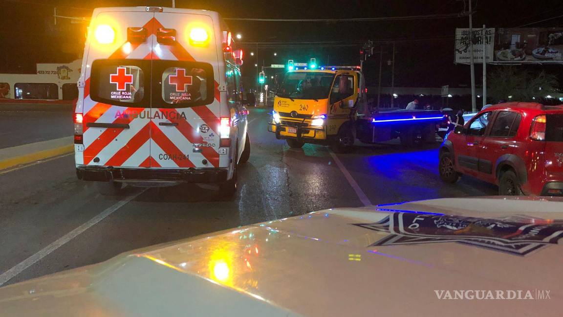 $!Paramédicos de la Cruz Roja atendieron al conductor en el lugar del accidente, determinando que no es necesario un traslado a un nosocomio.