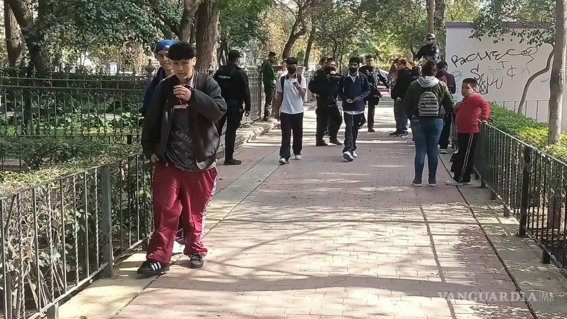 Detienen a menores por ‘grafitear’ en la Alameda de Saltillo