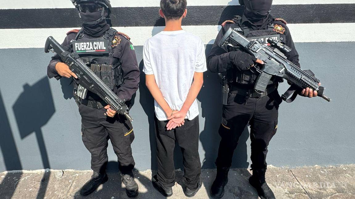 Detienen a cuatro, entre ellos un menor, en posesión de drogas y un arma larga, en Nuevo León