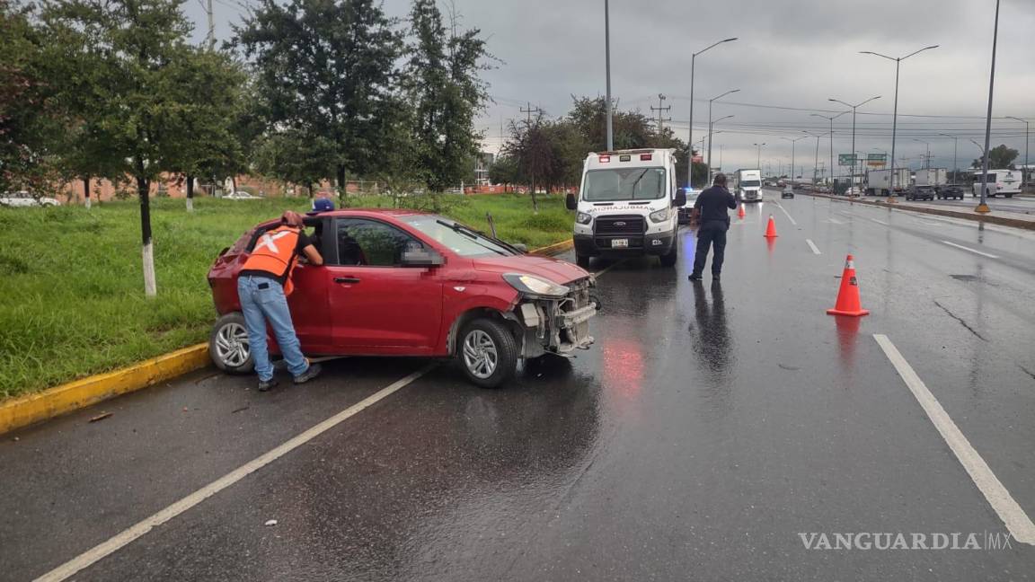 Pavimento mojado y exceso de velocidad provocan choque en Ramos Arizpe; conductor resulta lesionado