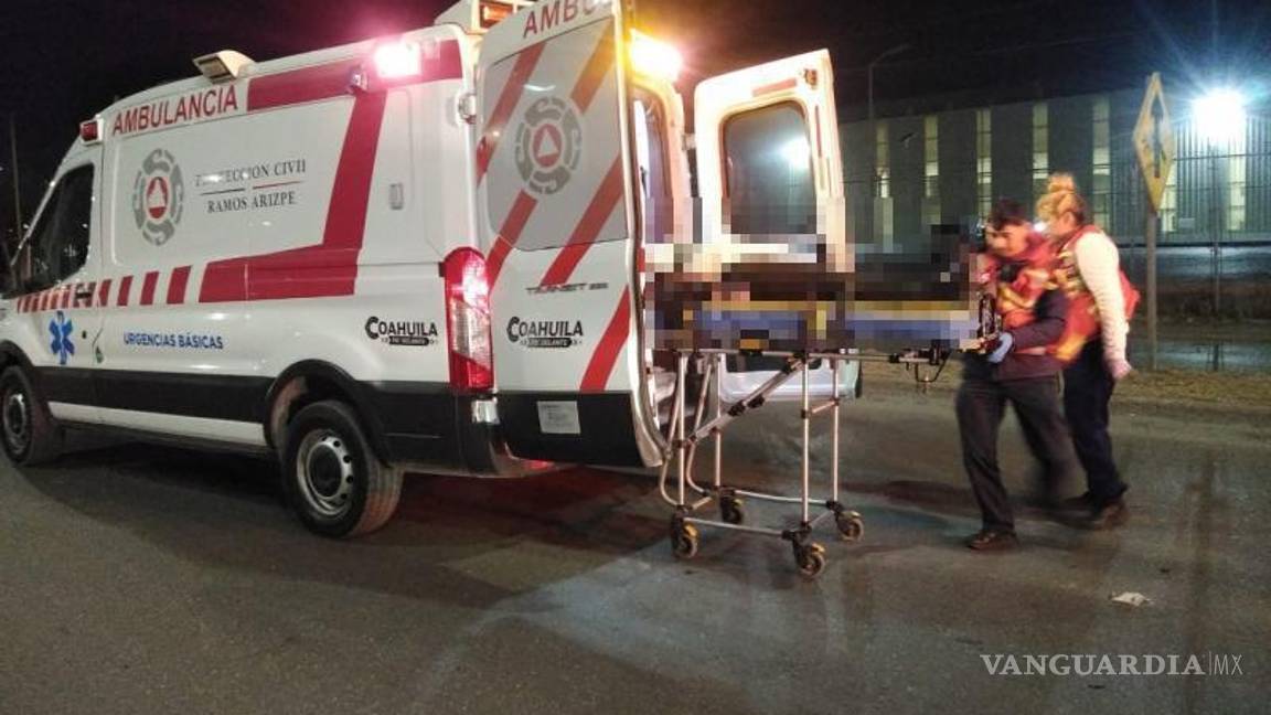 $!La joven herida fue trasladada de urgencia al Hospital General de Saltillo, donde su estado de salud se reporta fuera de peligro.