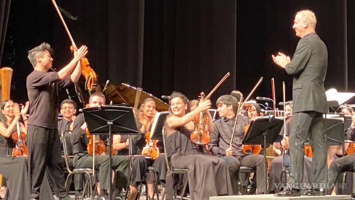 $!Charles Yang, violinista clásico, rockstar y el director de la YOA, Carlos Miguel Prieto.