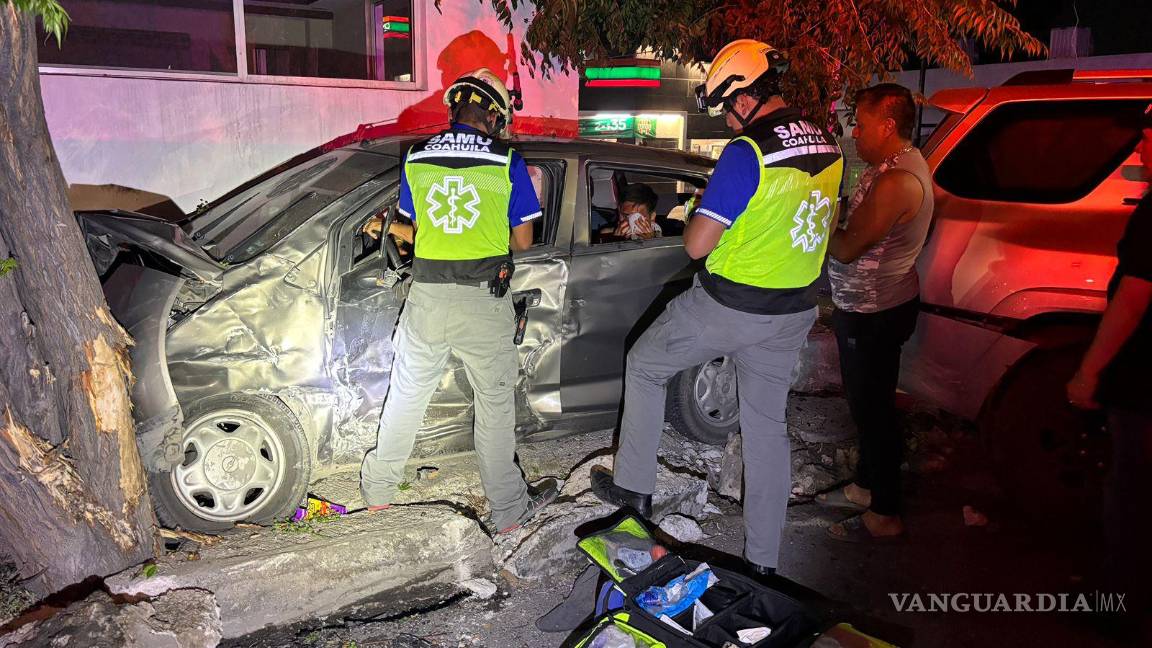 Imprudente conductor ignora alto en el Centro de Saltillo y proyecta auto contra árbol; cuatro resultaron lesionados