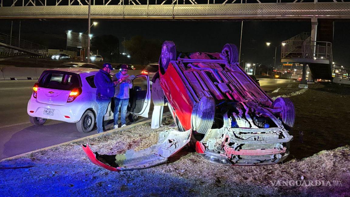 Conductor ebrio desata caos vial: choca y causa volcadura, al oriente de Saltillo