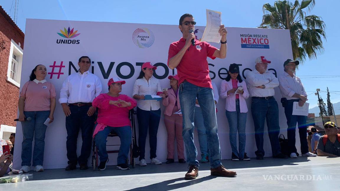 $!Al micrófono, el empresario Héctor Horacio Dávila dijo que esta convocatoria responde a la negativa ciudadana de “eliminar las instituciones que la sociedad ha creado”.