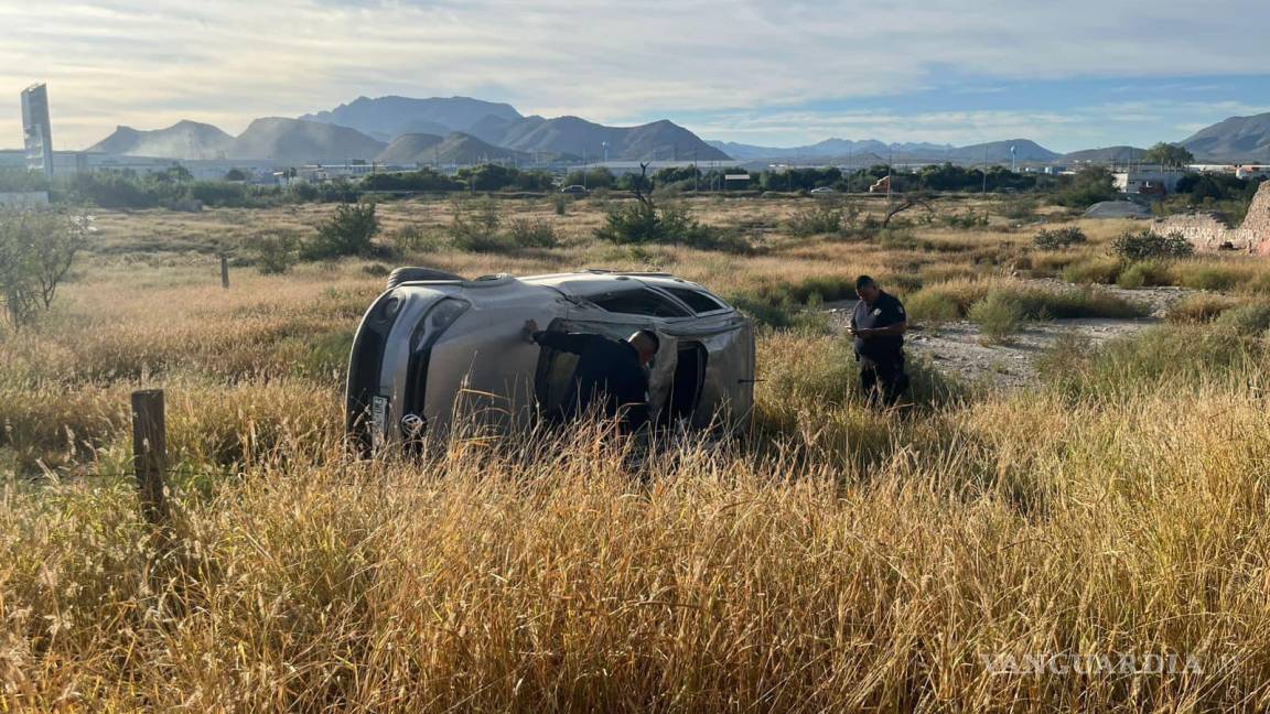 Imprudencia de conductor deja dos lesionados en volcadura, en Saltillo