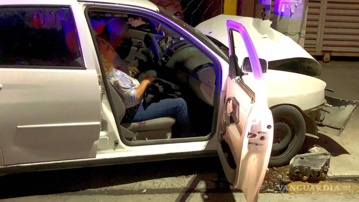 $!El auto terminó destrozado del frente.