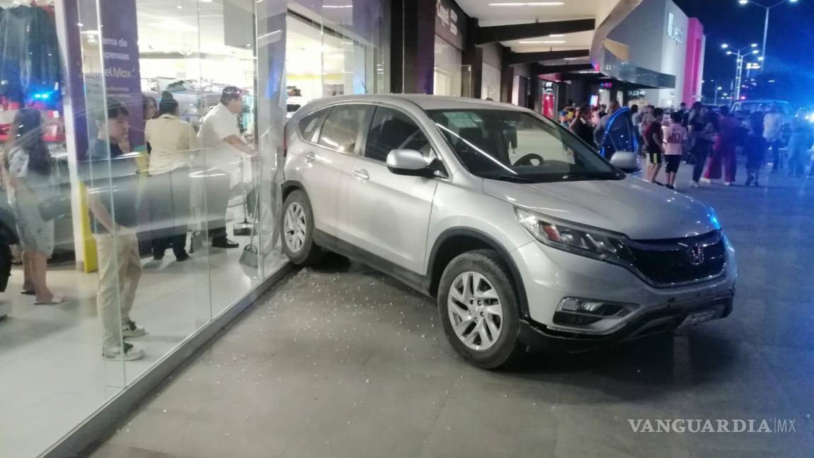 Captan en video a joven de 17 años cuando estrella su camioneta contra tienda departamental en Monclova