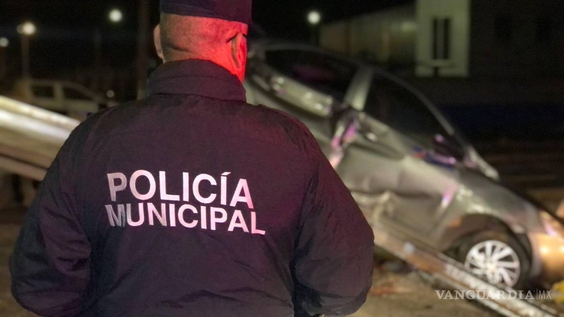 $!Elementos de tránsito municipal y paramédicos de la Cruz Roja llegaron al lugar del incidente para tomar conocimiento de los hechos.
