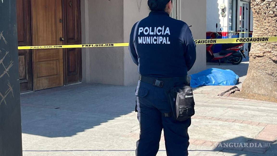 Hombre iba a consulta médica; muerte lo sorprende al bajarse de auto, en Ramos Arizpe