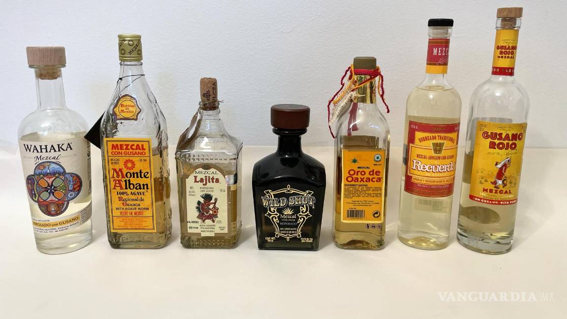 $!Botellas de diferentes tipos de mezcal a las que se realizó la prueba para la identidad de “gusanos de mezcal”.