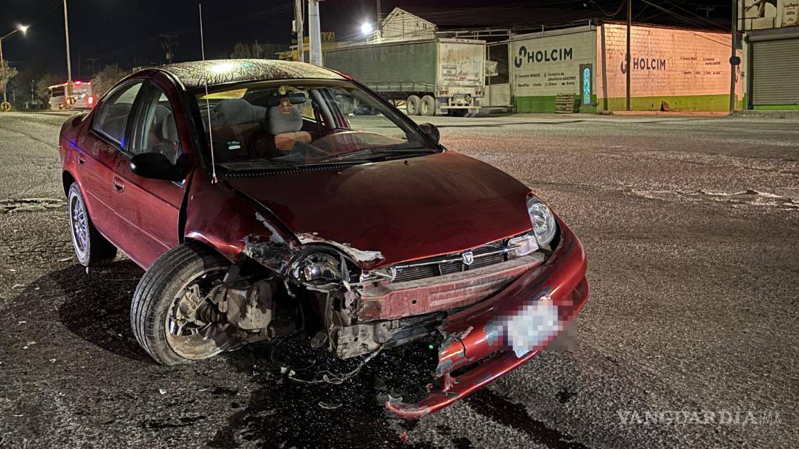 Se pasa el rojo y provoca choque al sur de Saltillo; es detenido