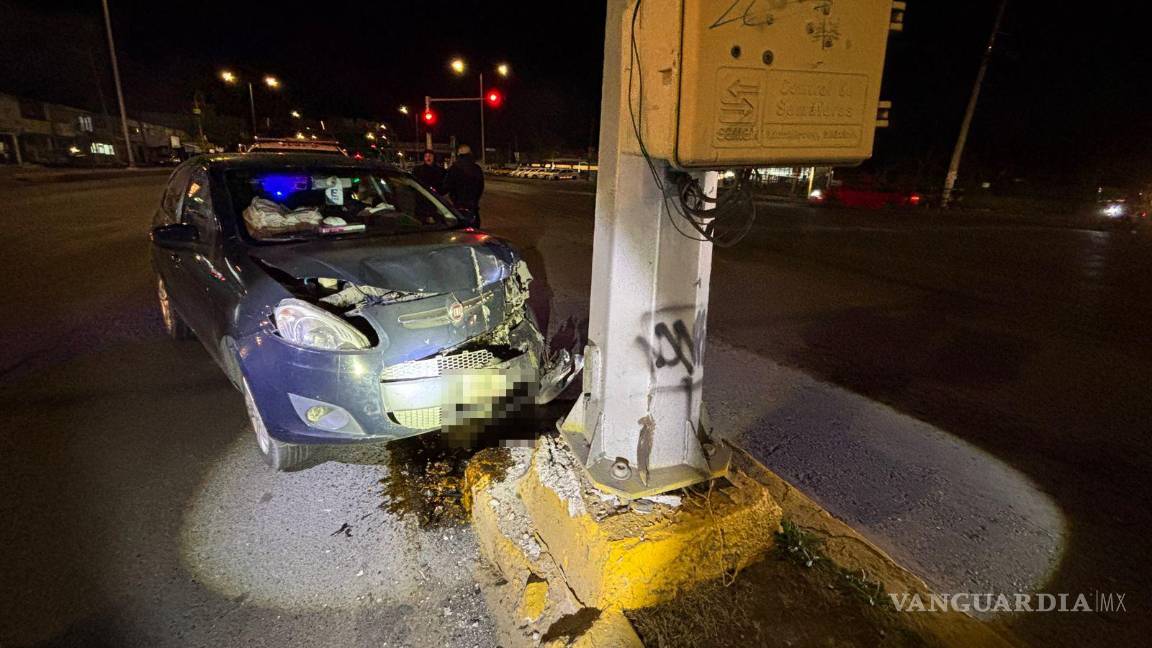 $!Elementos de Tránsito Municipal inspeccionan el área del accidente en la intersección con calle Reforma.
