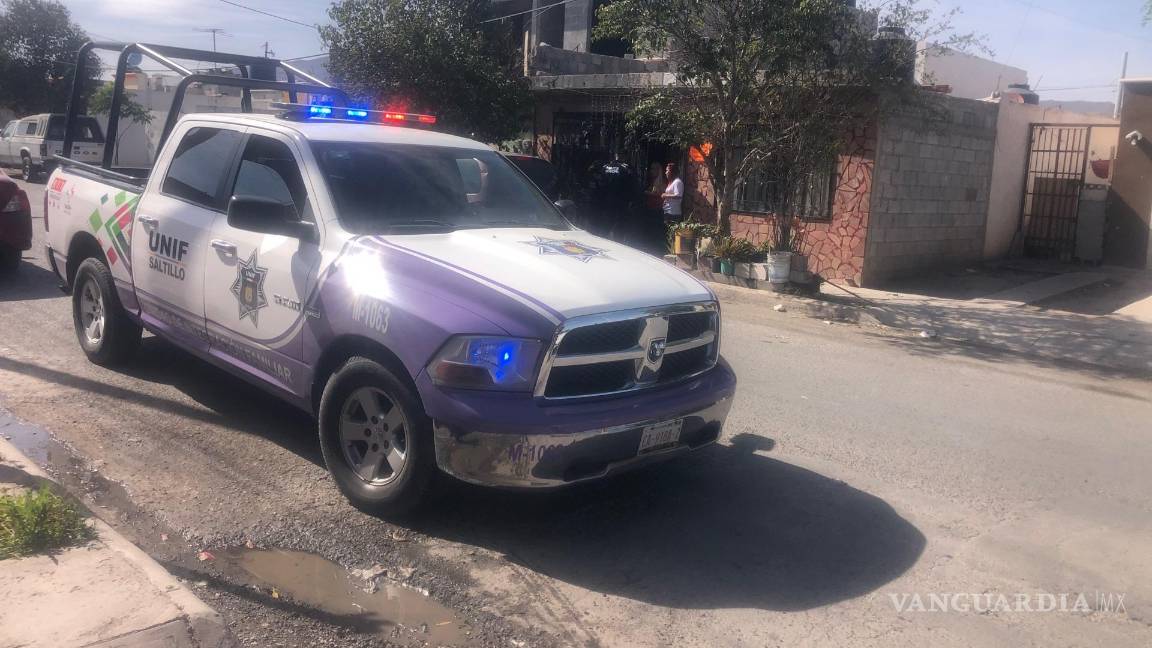 Hombres abusan de mujer; familiares la auxilian