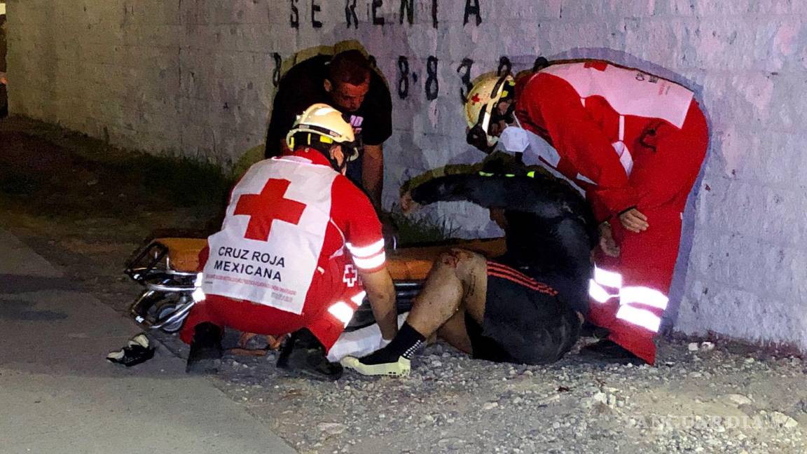 $!Paramédicos de la Cruz Roja atendieron a Luis Ángel, debido a las heridas que presentó tras el impacto.