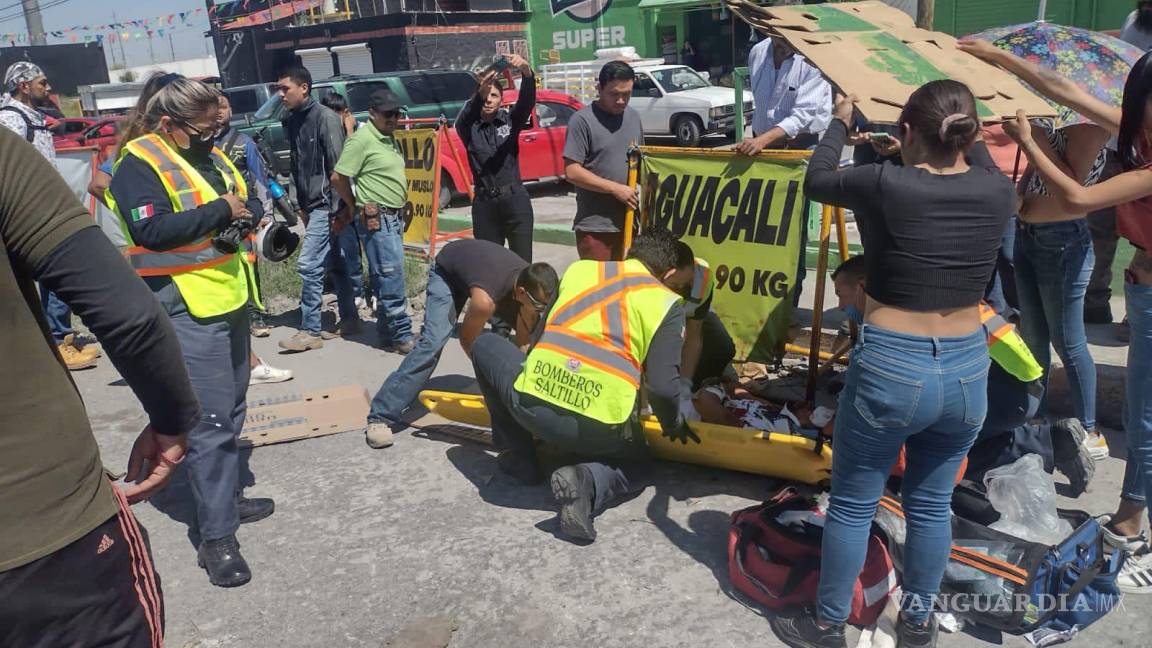 En bulevar de Saltillo, conductora ignora boyas, quita derecho de paso a motociclista y lo manda al hospital