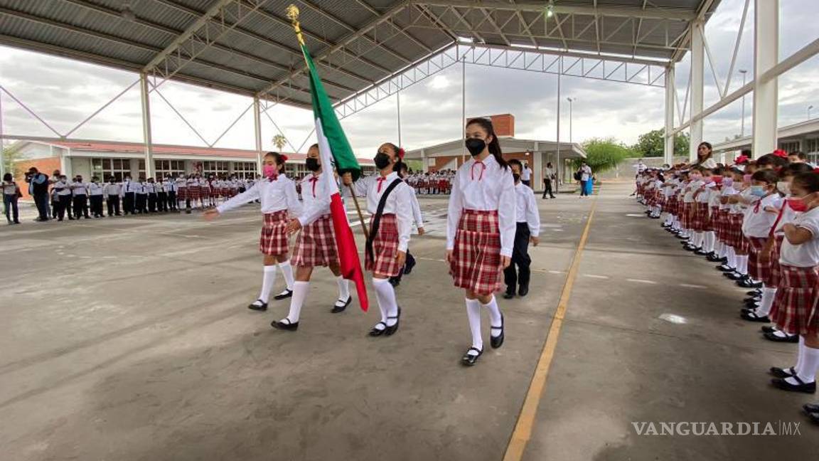 $!Alumnos de la primaria José María Uranga durante los honores a la bandera.