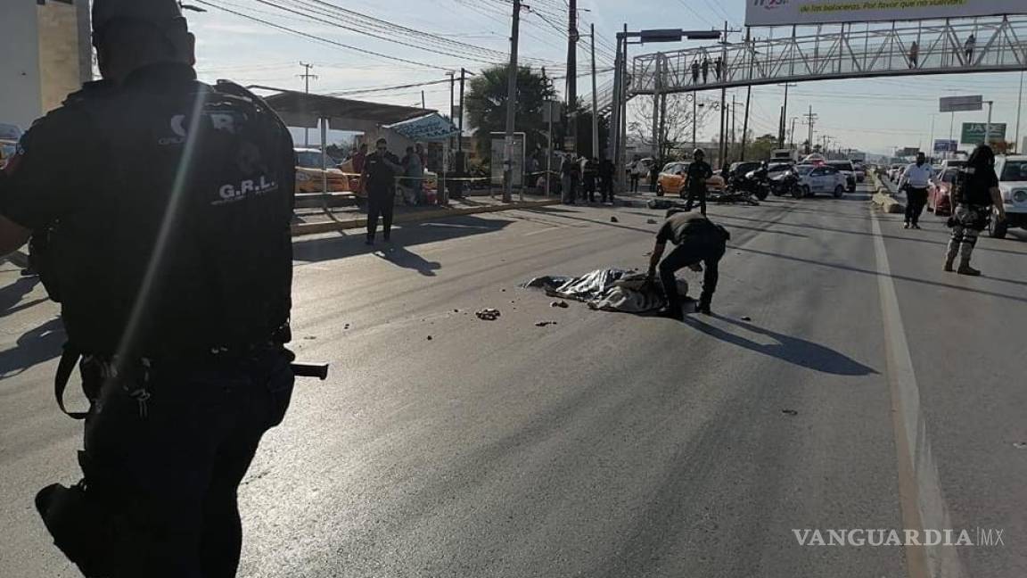 Tráiler impacta a motocicleta y causa muerte a policía de Torreón y acompañante