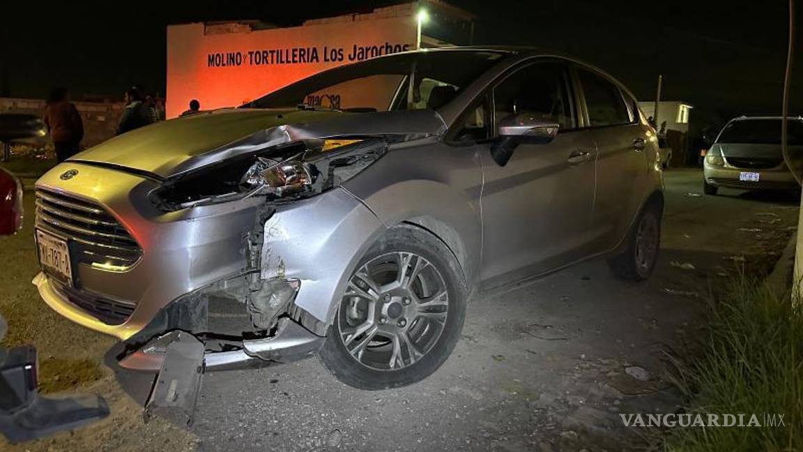 $!El auto terminó con el frente destrozado.