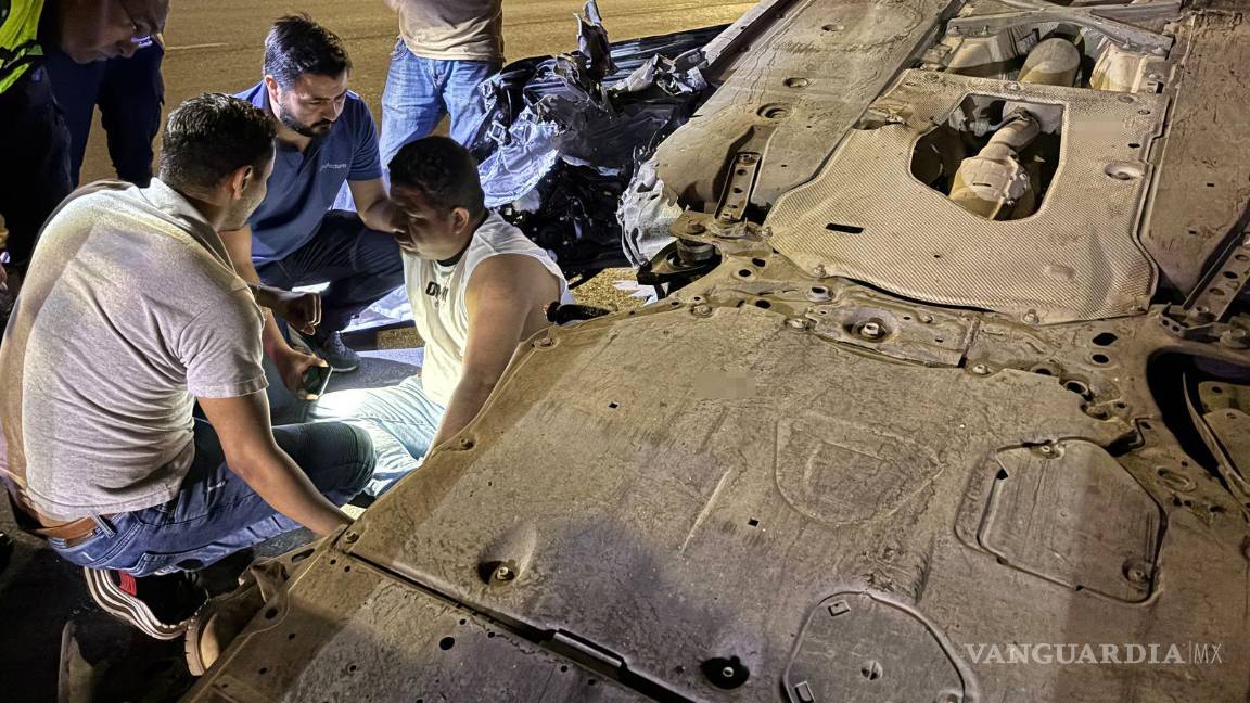 $!Automovilistas se detuvieron para auxiliar al conductor.