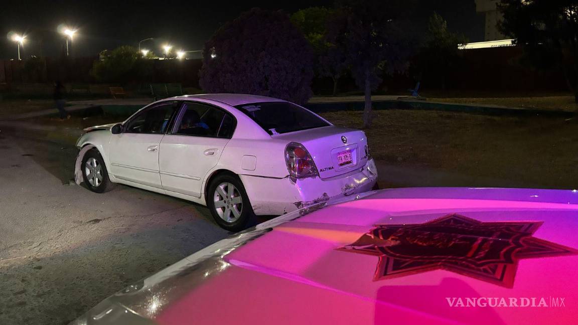 $!Tránsito Municipal localizó el automóvil abandonado en la calle Álamos después del accidente.