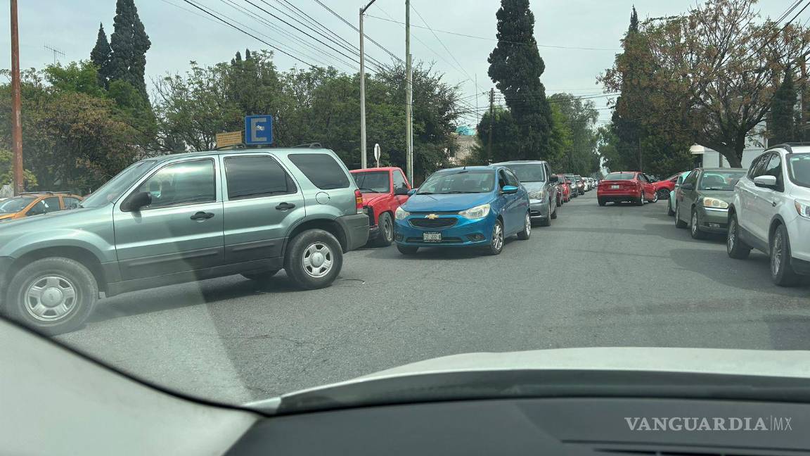 $!Poco los carros se sumaban y acabaron por tomar V. Carranza, hasta la altura del Ateneo Fuente.