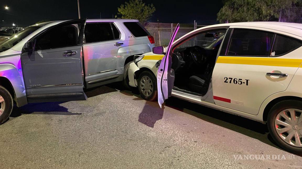 Saltillo: conductor en presunto estado de ebriedad se le atraviesa a taxi y casi terminan en golpes