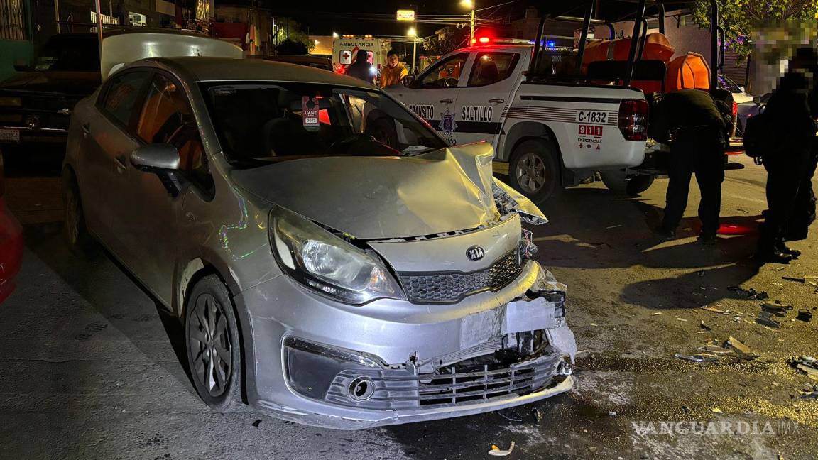 $!Elementos de Tránsito Municipal inspeccionan la escena del accidente en la colonia Teresitas.