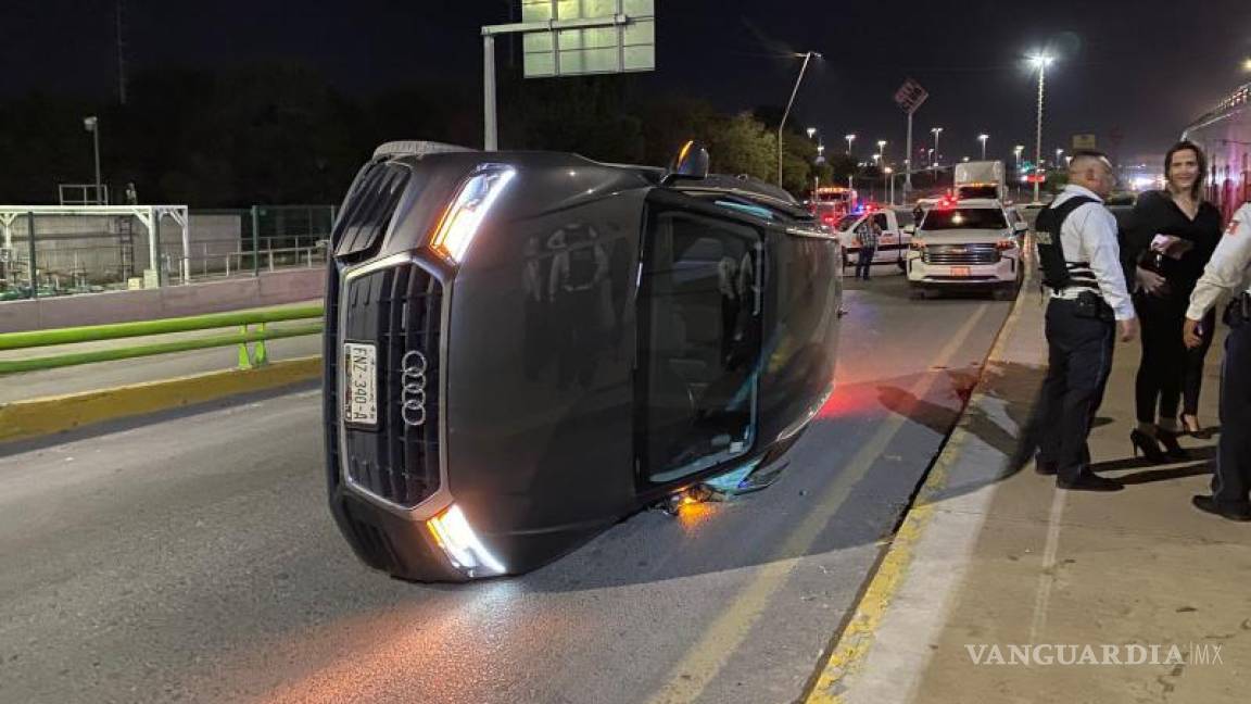 Conductora vuelca frente al Mercado de Abastos de Saltillo