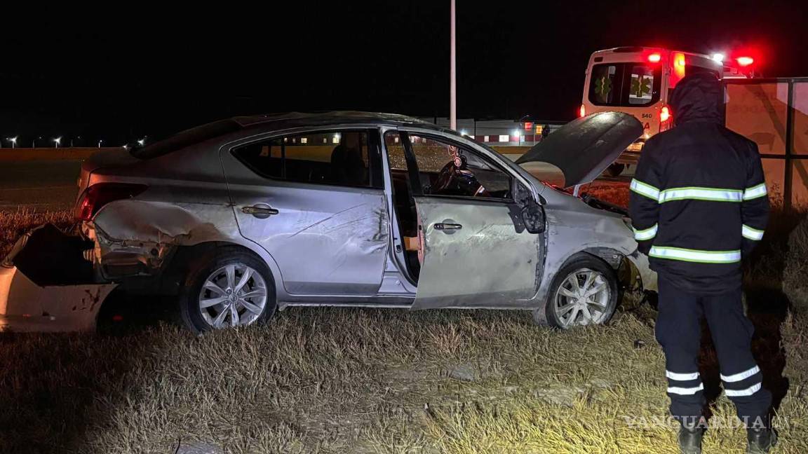 $!Testigos auxiliaron al conductor tras la volcadura causada por presunto exceso de velocidad.