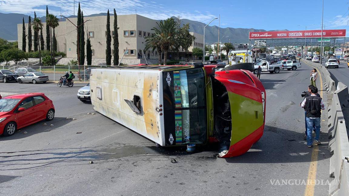 Vuelca camión de ruta ‘Ramos’ tras falla mecánica en Periférico LEA