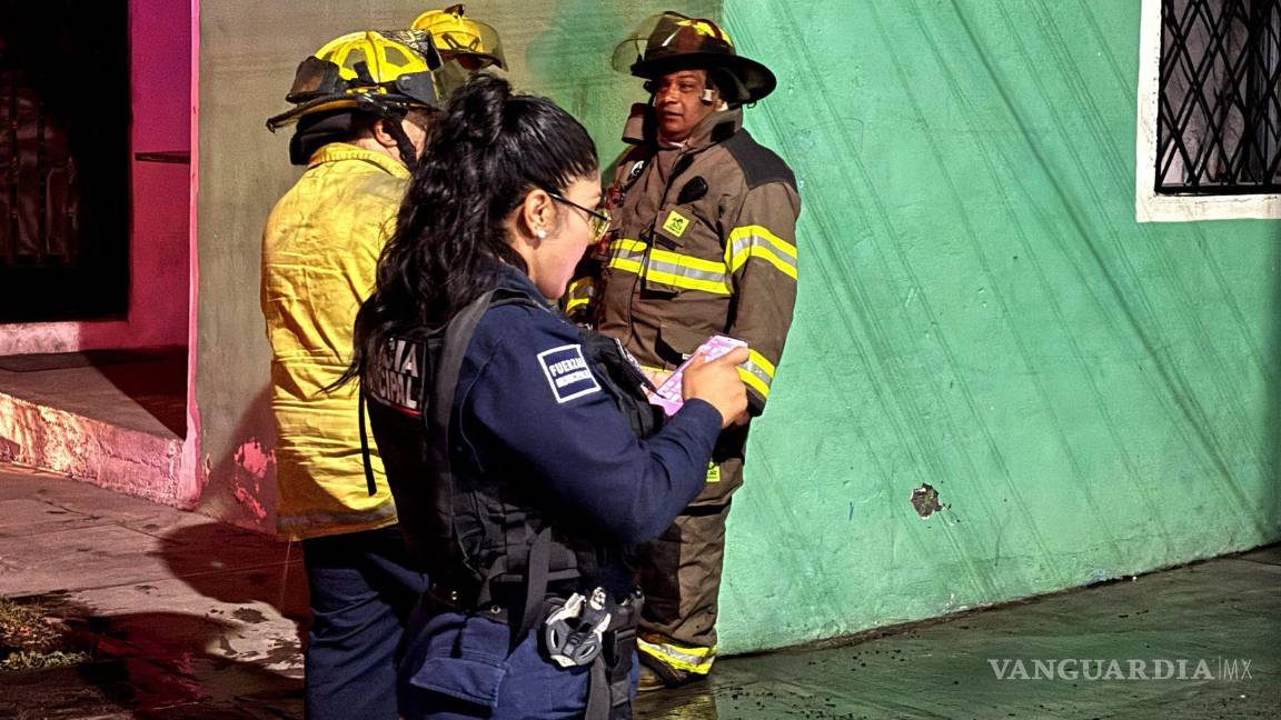 $!Bomberos sofocaron el incendio provocado por la explosión en una casa de la colonia Saltillo 2000.