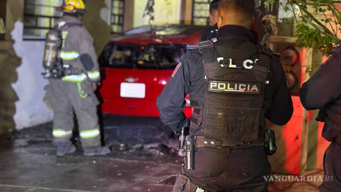 $!La Policía Municipal acordonó el área para evitar riesgos a los vecinos tras el incendio.