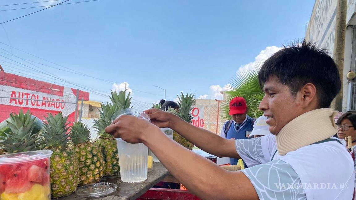 Con collarín, Misael regresa a vender fruta tras brutal golpiza en Tehuacán, Puebla: ‘Aquí estoy’