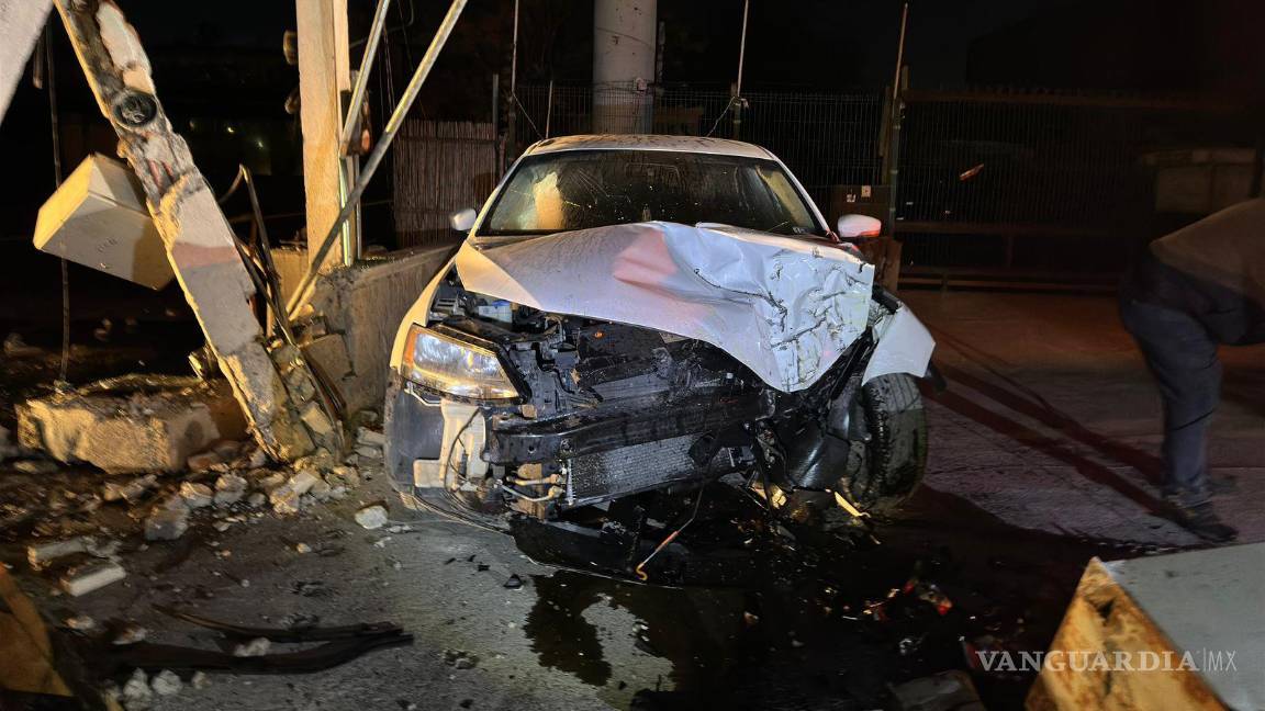 $!El Volkswagen quedó con severos daños tras el impacto contra el poste de la CFE.