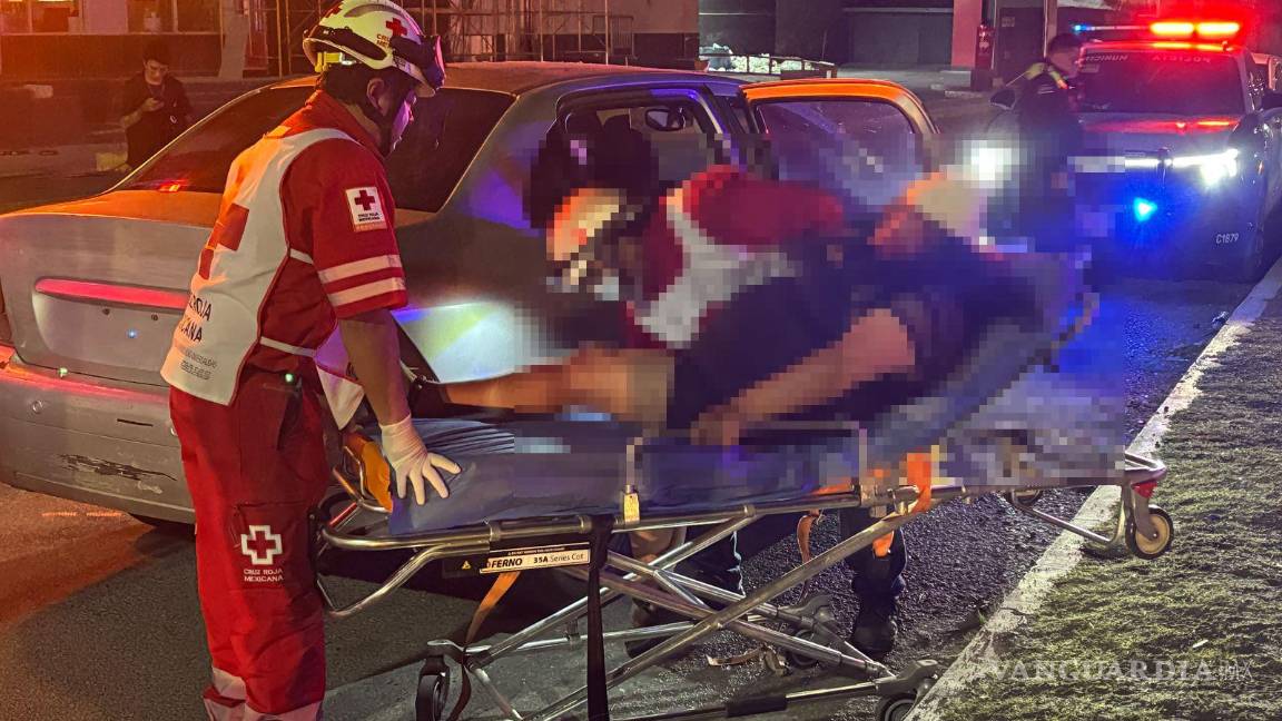 $!Paramédicos trasladaron a la copiloto lesionada tras golpearse con el parabrisas.