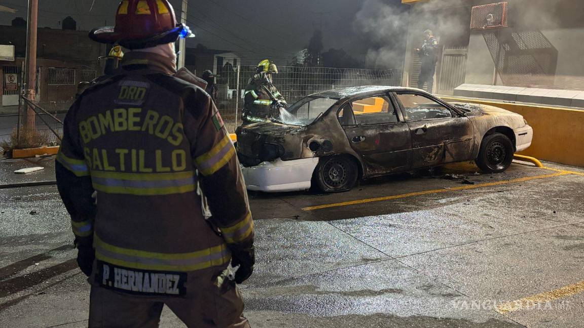 $!El Chevrolet Malibú quedó reducido a cenizas tras ser incendiado por un grupo de personas en la colonia Cerro del Pueblo.