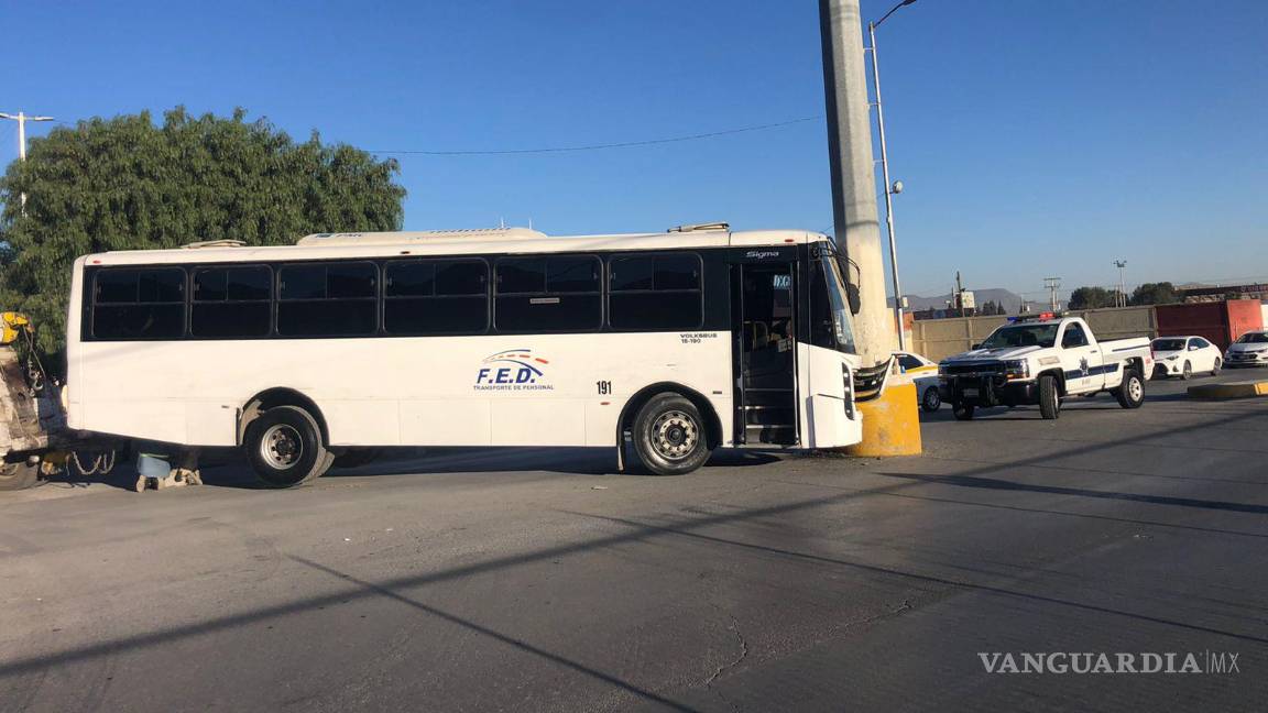 Choca y abandona su camión frente a Centro de Gobierno de Saltillo