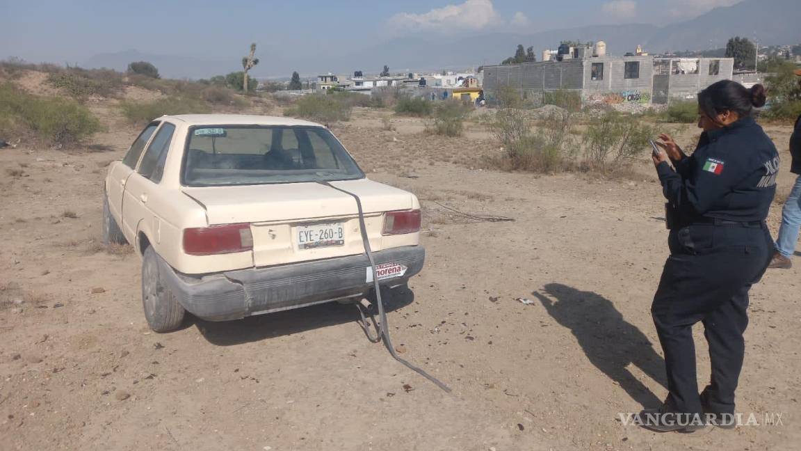 Auto en abandono moviliza a autoridades de Saltillo ante la presencia de olores fétidos