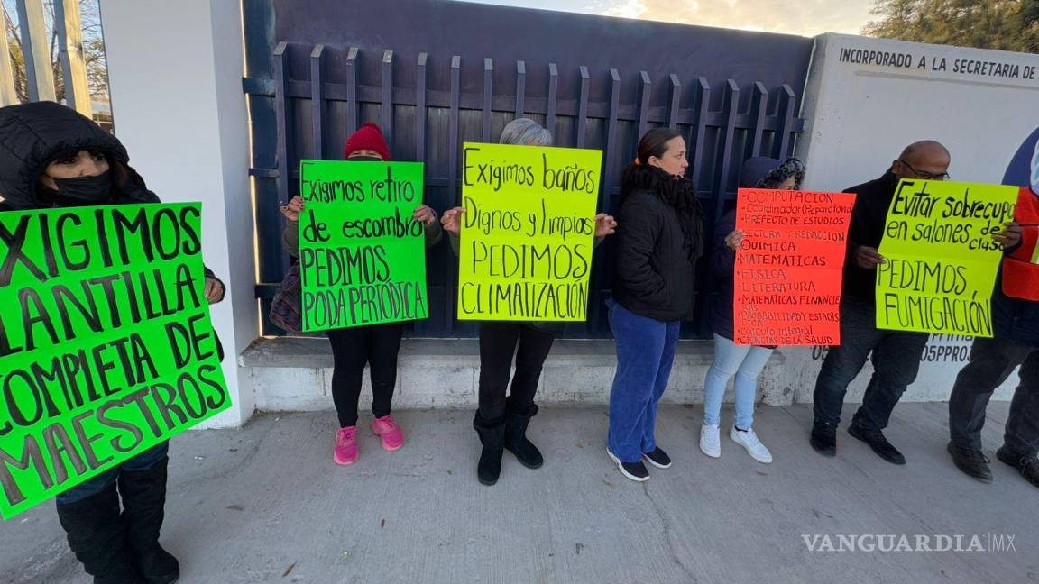 Torreón: protestan padres de familia del Instituto ‘Mano Amiga’ por deficiencias de maestros y directivos