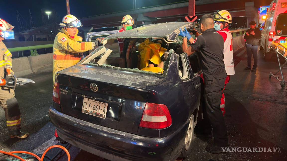 $!Los socorristas, con ayuda de equipo hidráulico, lograron cortar la capota, además de las puertas delanteras, para poder sustraer al conductor.