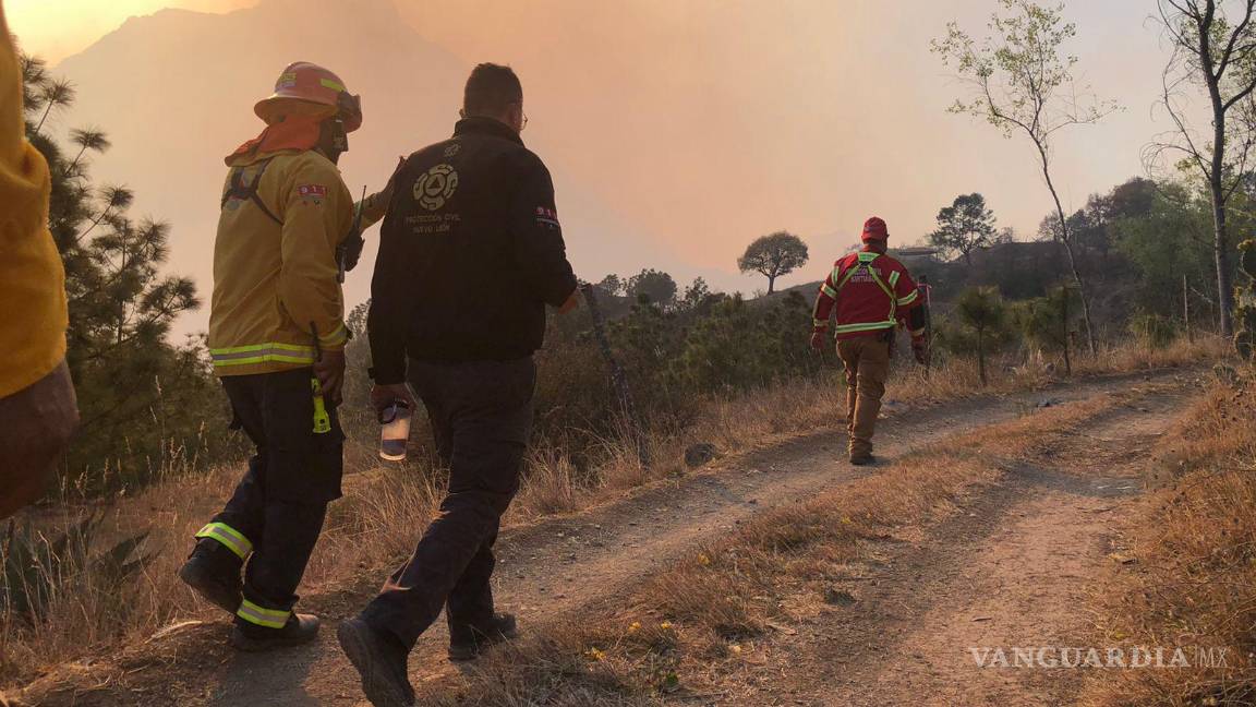 Nuevo León: viento complica incendio de Santiago y evacuan a 10 familias